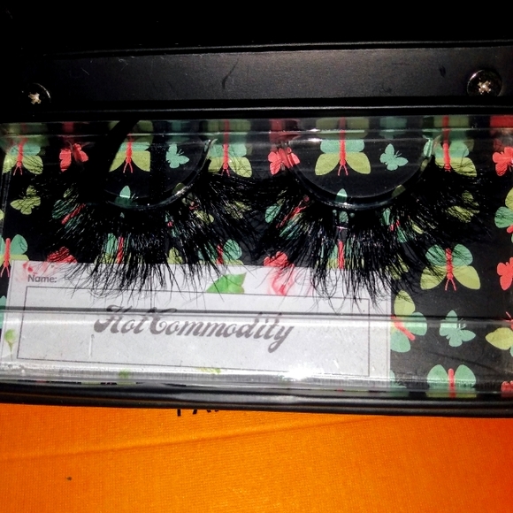 !! NEW RELEASE !! Hot Commodity Lashes - Picture 3 of 6